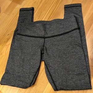 EUC Lululemon leggings in grey houndstooth size 8